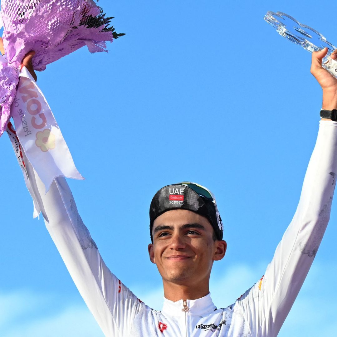 Isaac del Toro celebra su segundo lugar en el Giro de Italia 2025