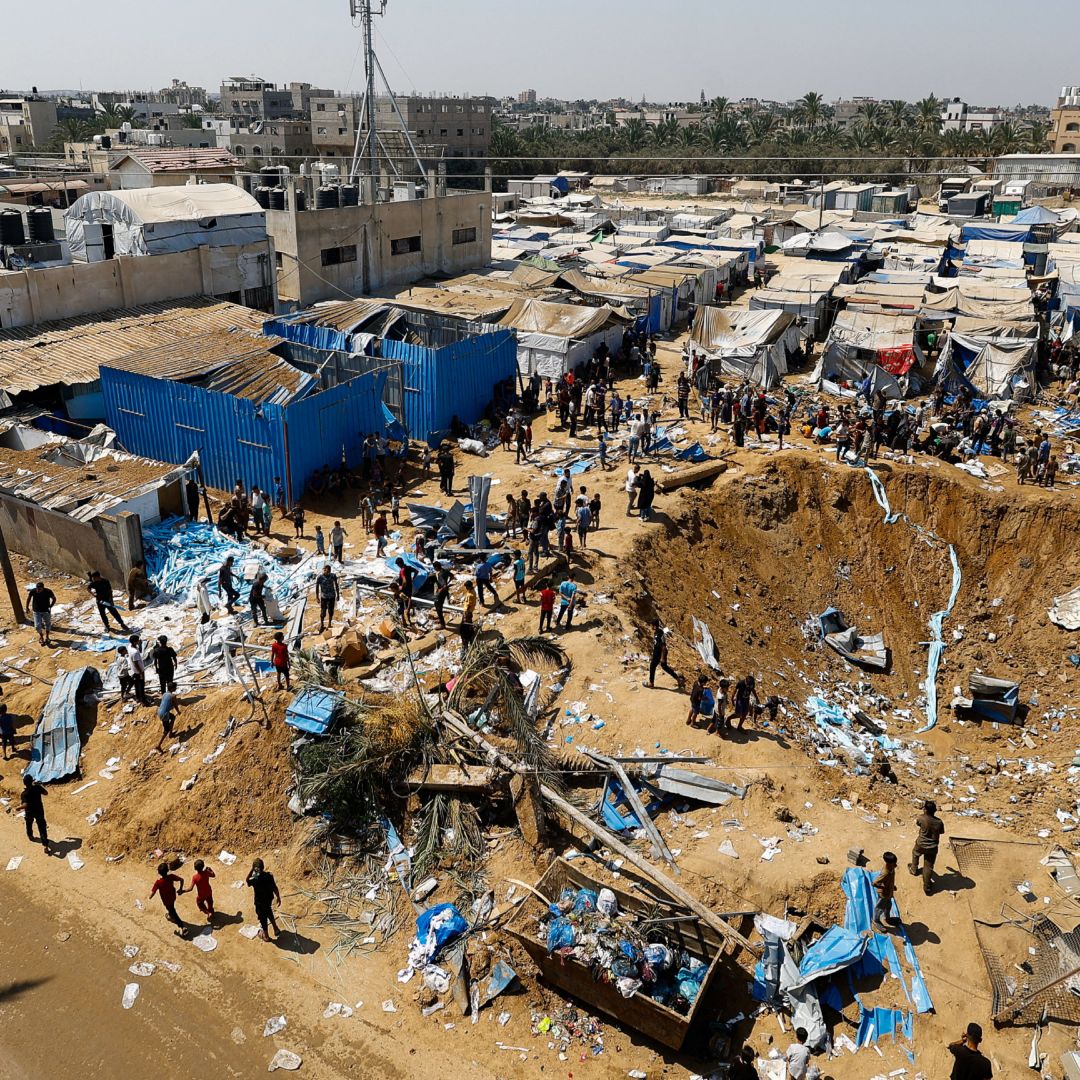 El bombardeo israelí dejó un enorme cráter en un campamento para desplazados palestinos