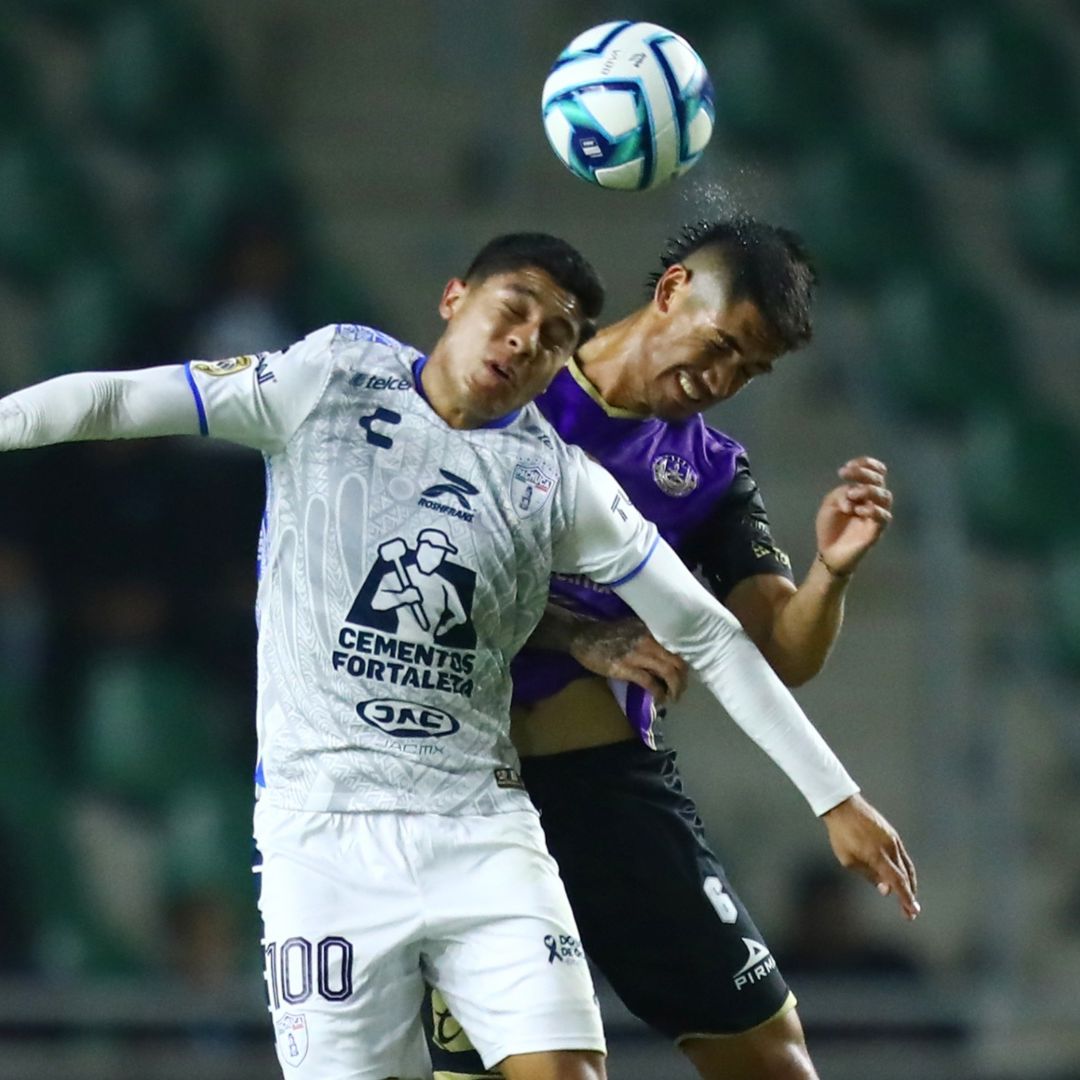 El nuevo refuerzo de los Pumas es Isarel Luna (al frente), jugador formado en al club Pachuca.