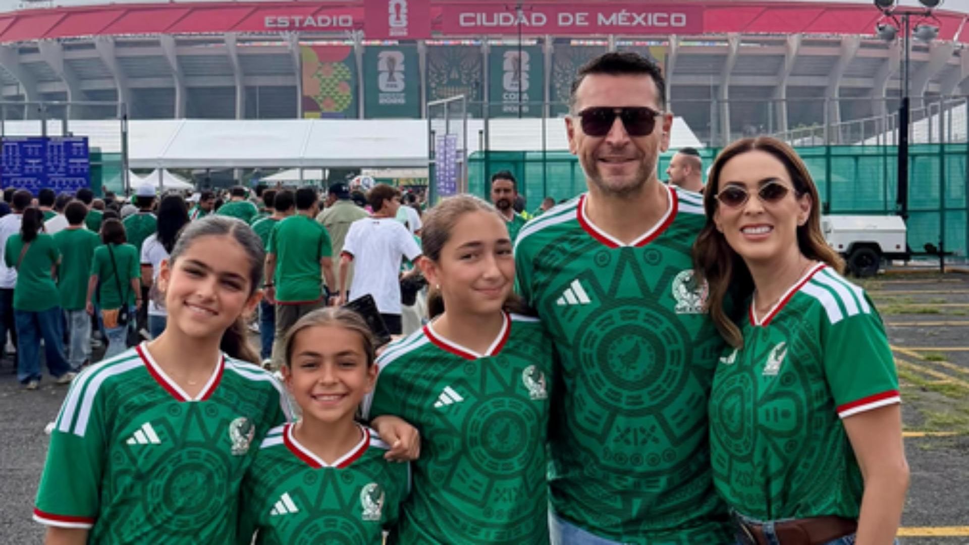 Jacqueline Bracamontes y su familia