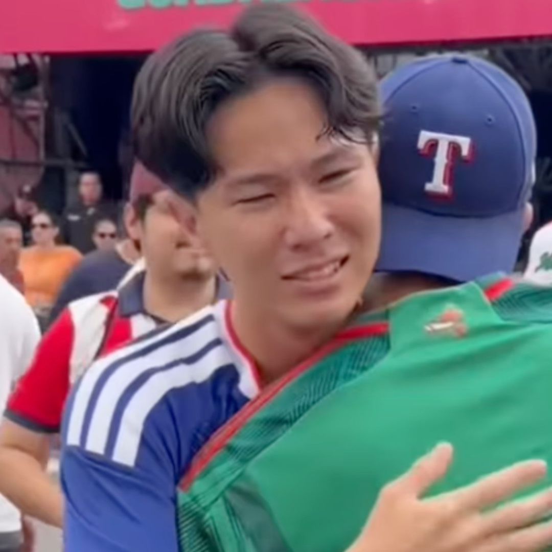 Japonés es abrazado por la afición mexicana en el Fan Festival, en Guadalajara.