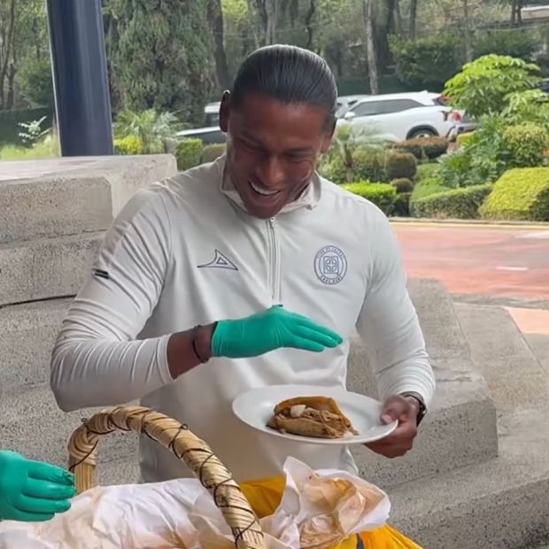 Joel Huiqui, entrenador de La Máquina celeste, probó los tacos de canasta y convivió con los reporteros.