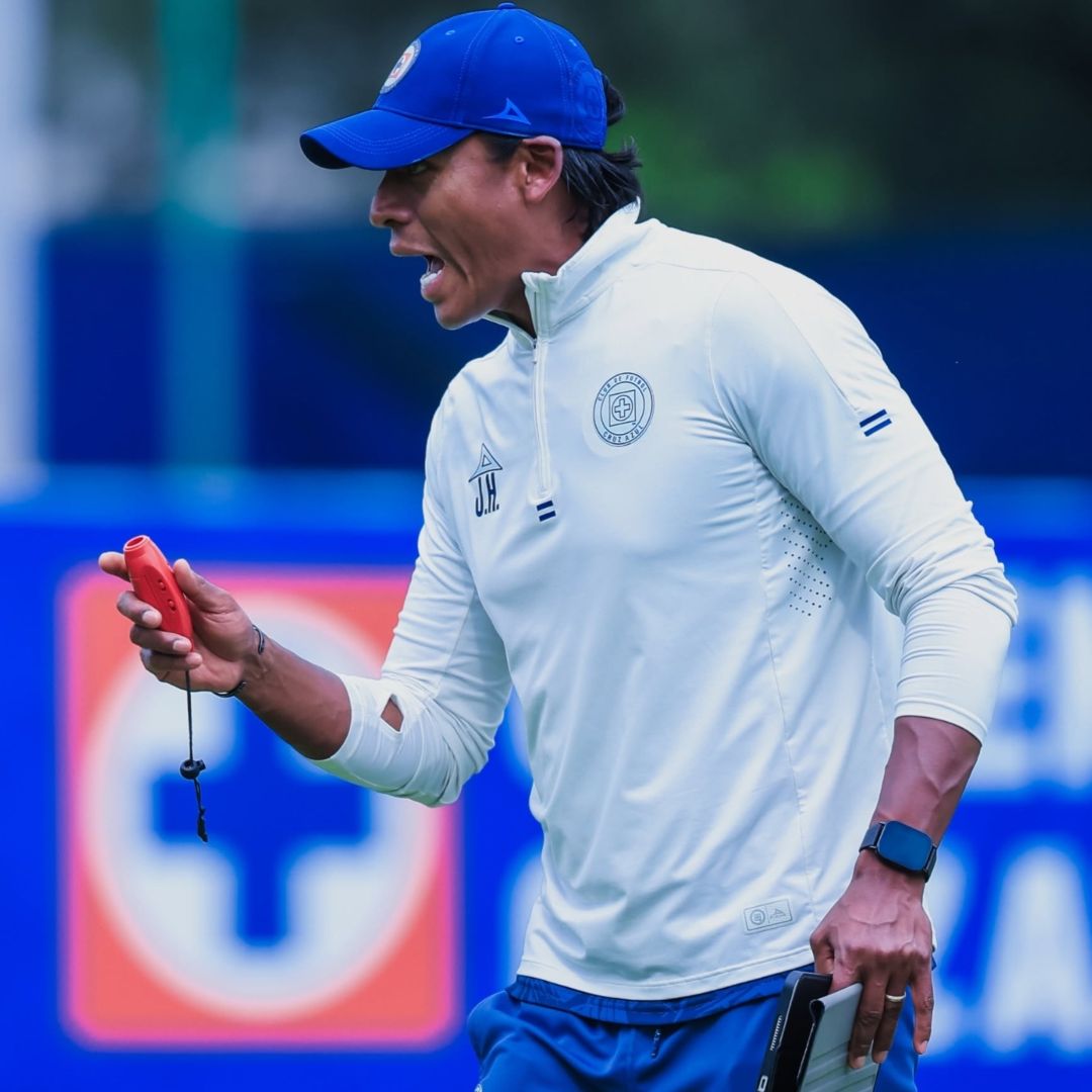 Joel Huiqui ya firmó contrato para seguir como entrenador de Cruz Azul.