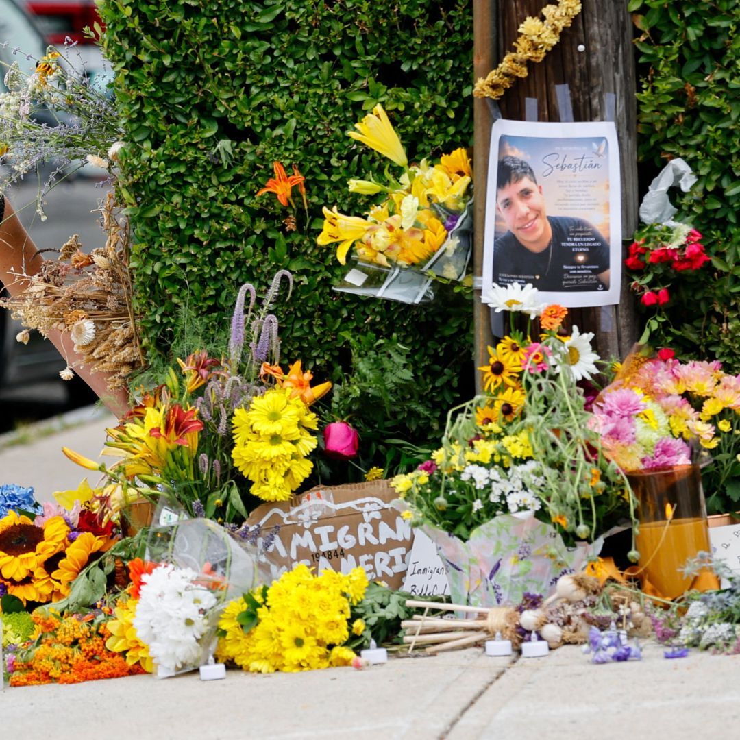 Memorial improvisado un día después de que un agente de ICE matara a tiros a un Johan Sebastián Durán Guerrero en Biddeford, Maine.