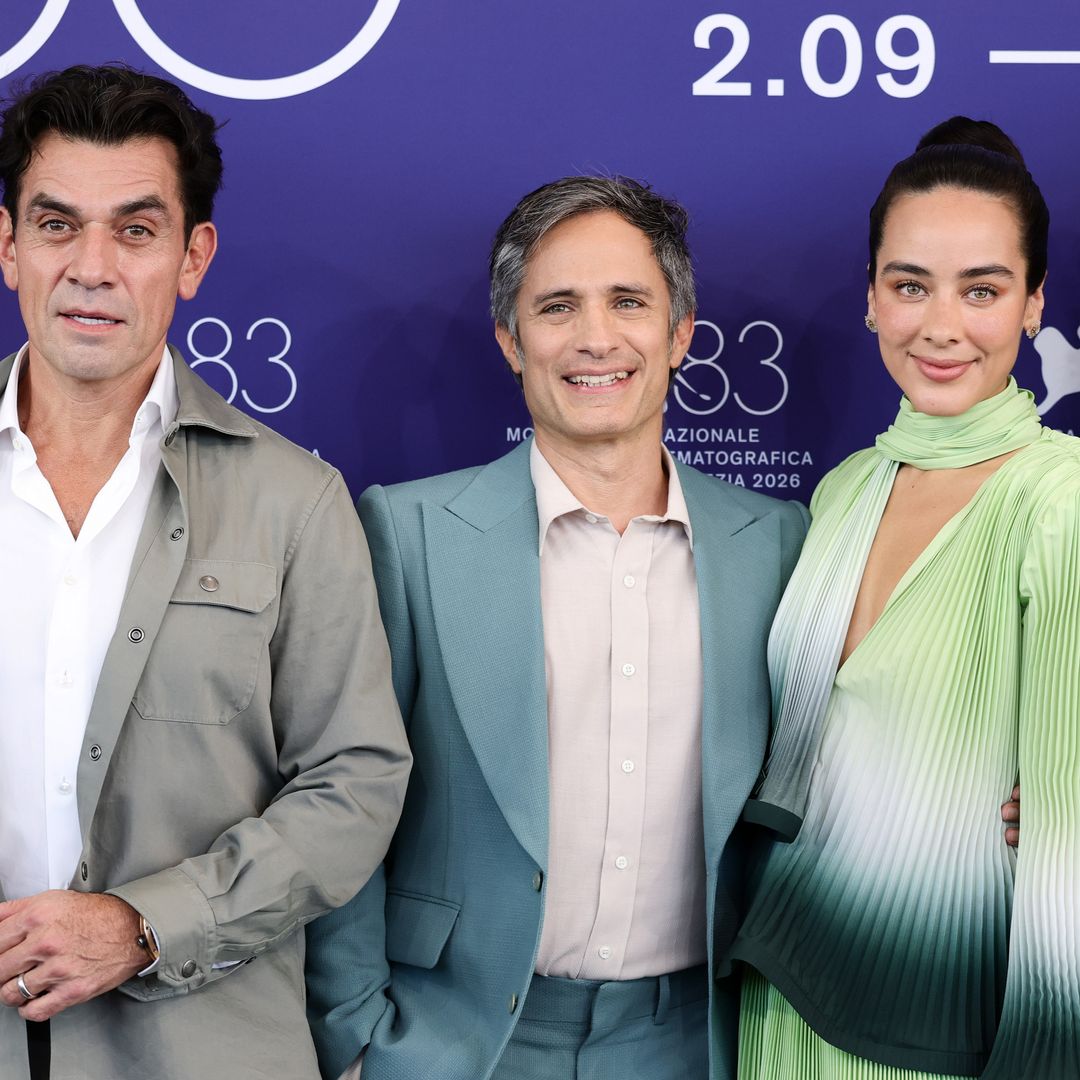 jorge-salinas-gael-garcia-esmeralda-pimentel-venecia-hombre-al-agua
