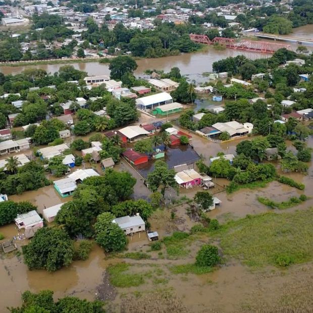 Hay albergues activos por inundaciones en comunidades por crecida del río Tesechoacán en Veracruz. Foto: Ayuntamiento de José Azueta