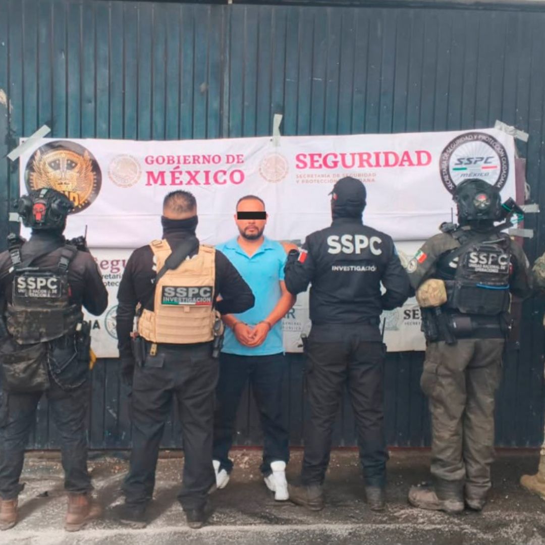 Se aseguraron tres armas largas, vehículos, equipos y diversos bienes.