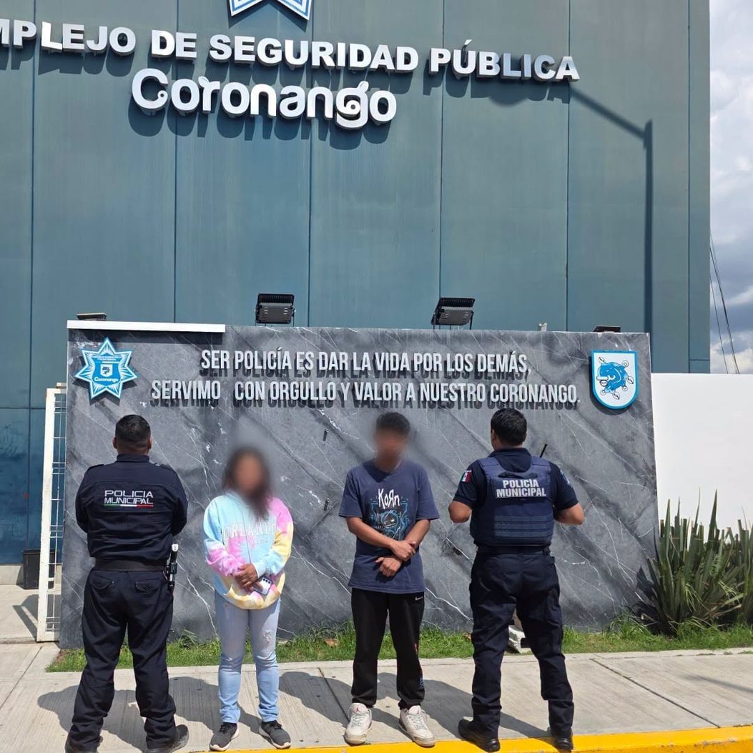 El joven se acercó a los oficiales para pedir ayuda.
