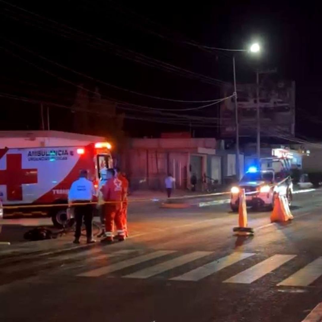 Los ciclistas fueron impactados por un camión cuyo chofer huyó.