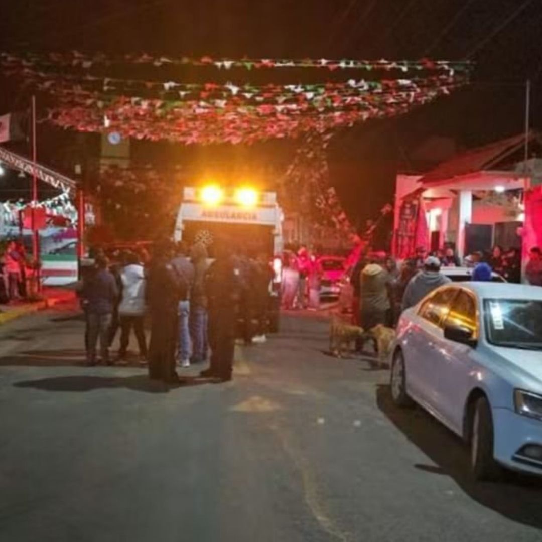 Las autoridades rescataron a dos hermanos de la turba enardecida.