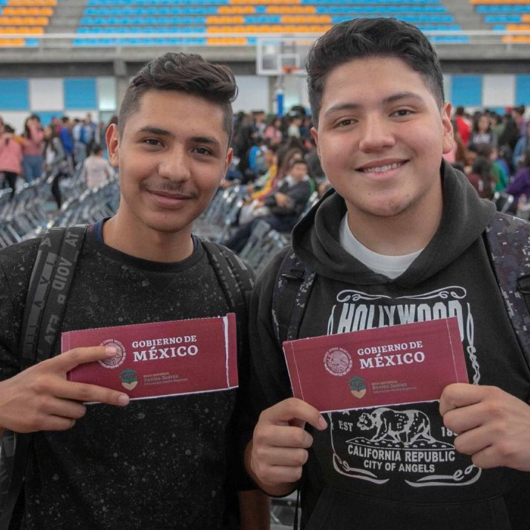 Alumnos con Tarjeta de Jóvenes Escribiendo el Futuro 2026