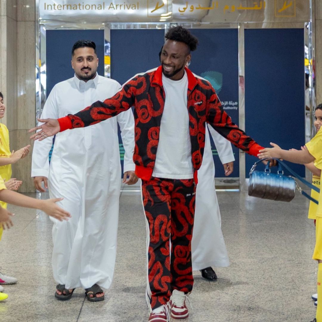 Julián Quiñones saluda a varios pequeños en el Aeropuerto Internacional Rey Fahd.