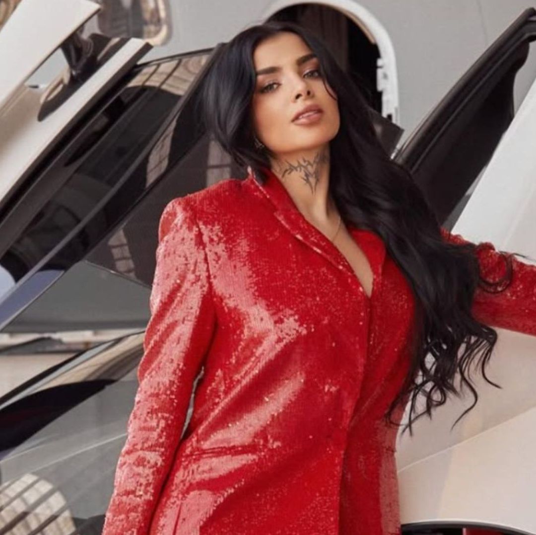 Karely Ruiz en traje rojo