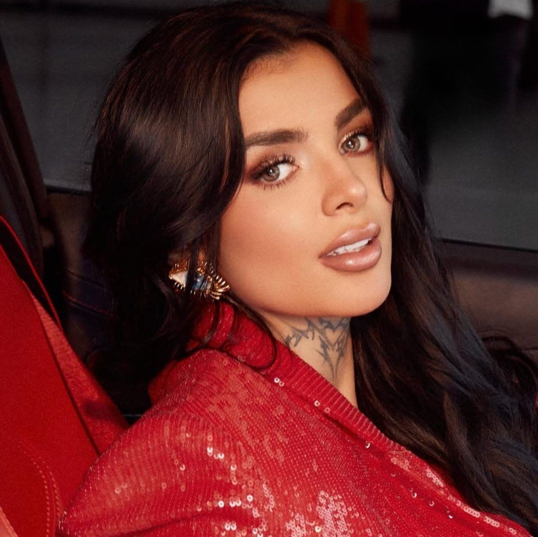 Karely Ruiz en traje rojo
