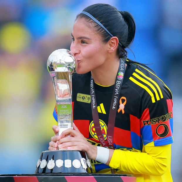 Karen Luna con el trofeo de la Liga MX Femenil