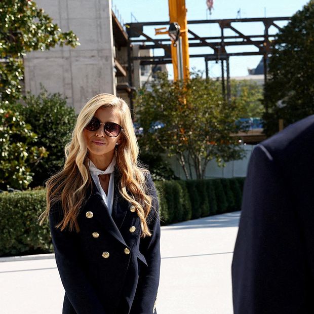 Katie Zacharia detrás del presidente Donald Trump al salir de la Casa Blanca el 13 de octubre de 2026. Foto: Reuters