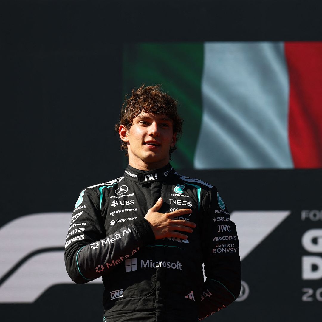 Kimi Antonelli pone la mano en su pecho sobre el podio, tras ganar el GP de España 2026