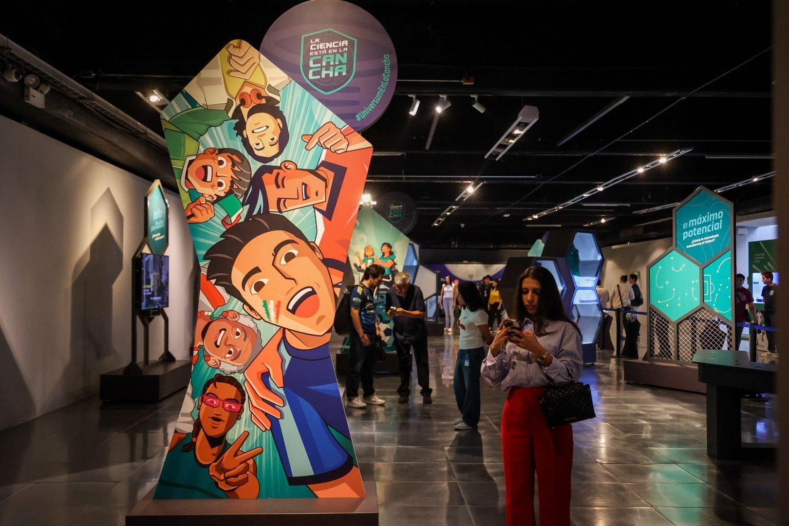 Por Qué el Balón Hace 'Chanfle'? Universum Explica Efecto Magnus con Ciencia y Futbol