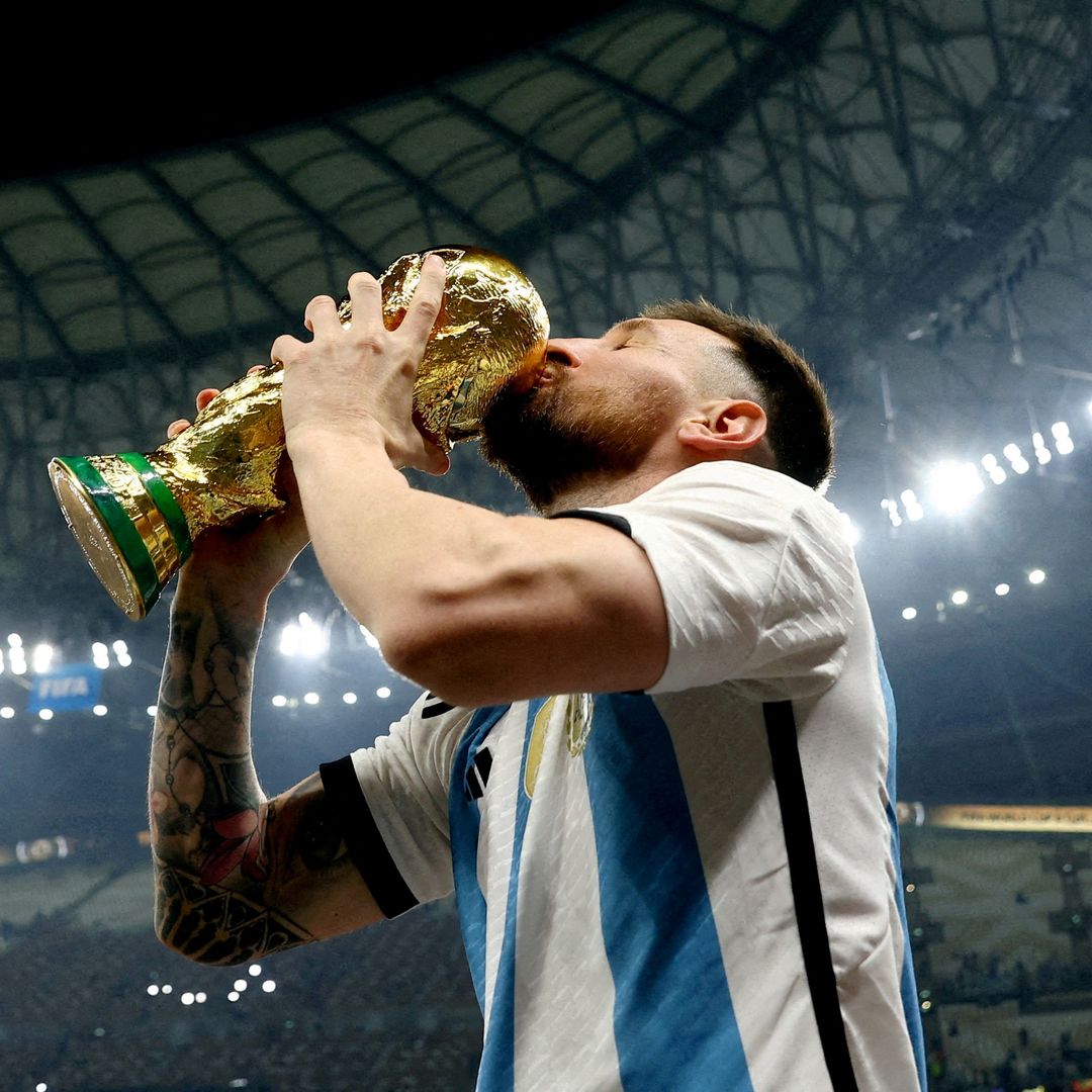 Leo Messi besa la Copa del Mundo