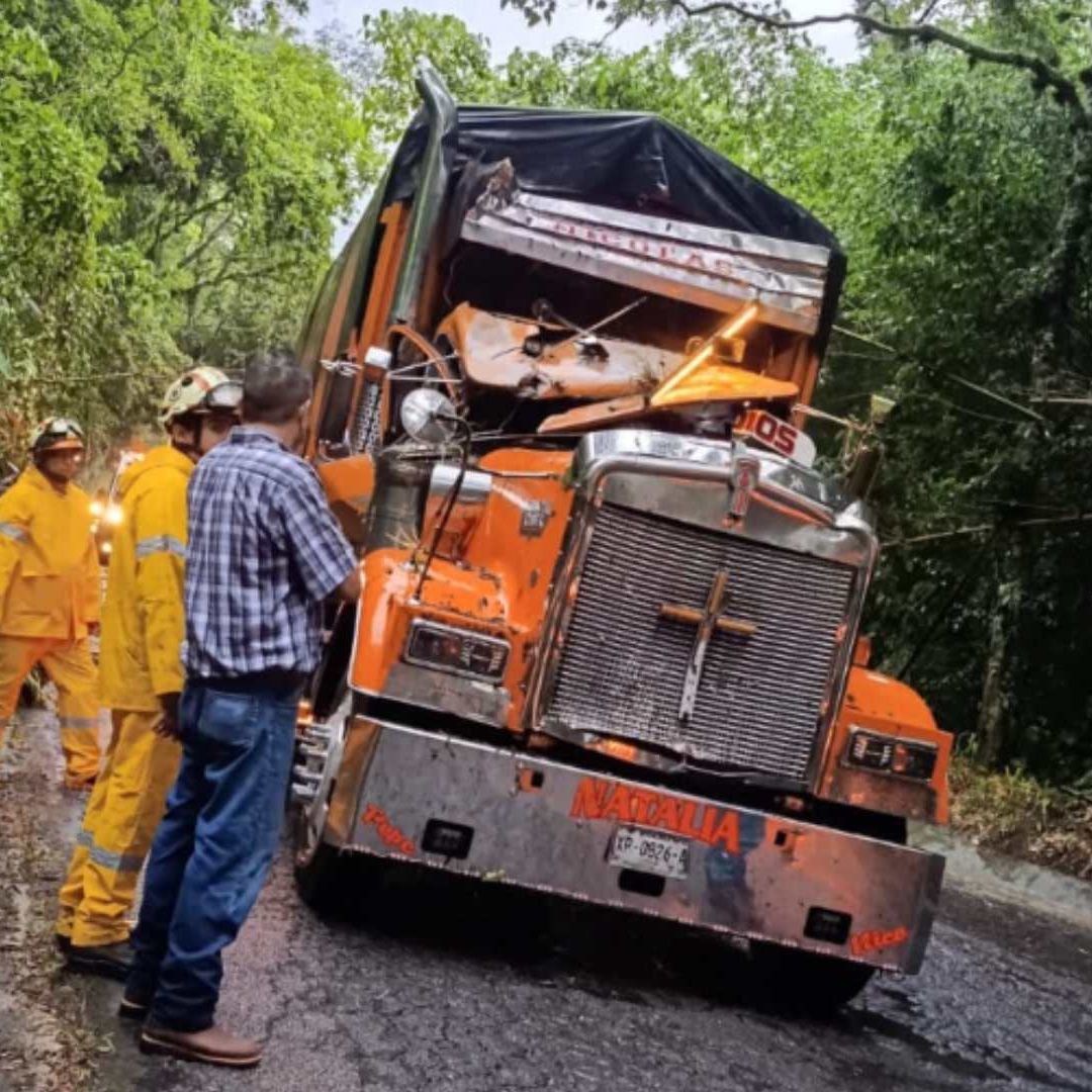 Un deslave en la carretera Fortín-Cuautlapan dejó a dos personas atrapadas en su vehículo
