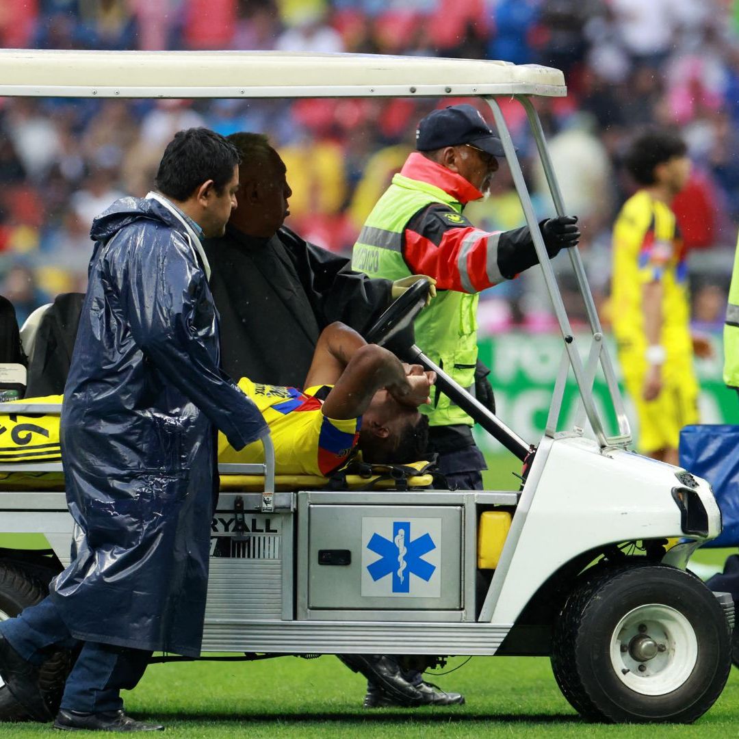 Cristian Borja, del América, salió del campo en el carrito de las desgracias. Foto: Reuters