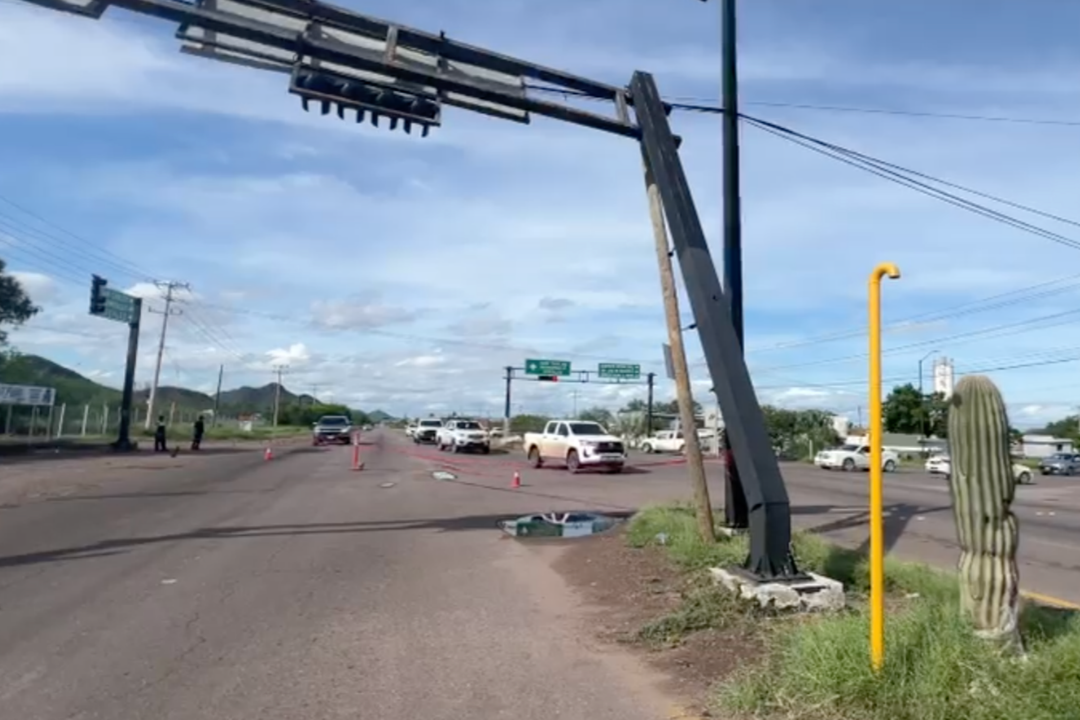 Derribo de Señalamiento Provoca Cierre Parcial en Entrada Norte de Guaymas