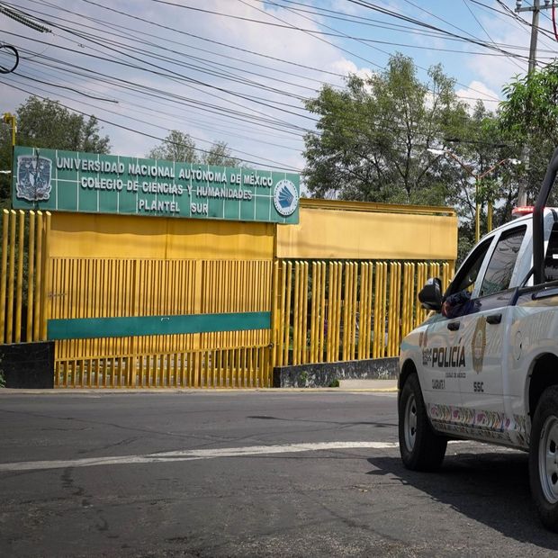 Una patrulla a las afueras del CCH Sur
