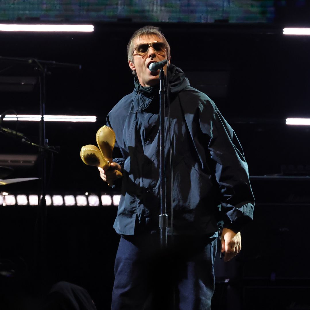 liam-gallagher-juan-gabriel-cancion-baño