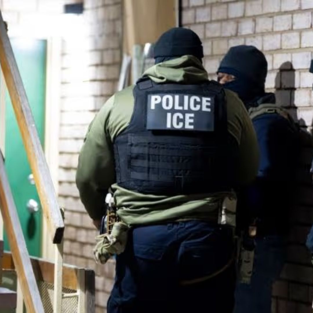 Agentes del ICE durante un operativo para detener a personas migrantes