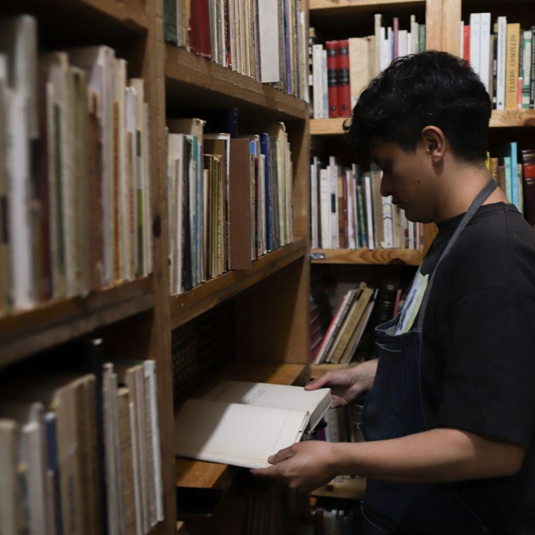 Un joven en una librería