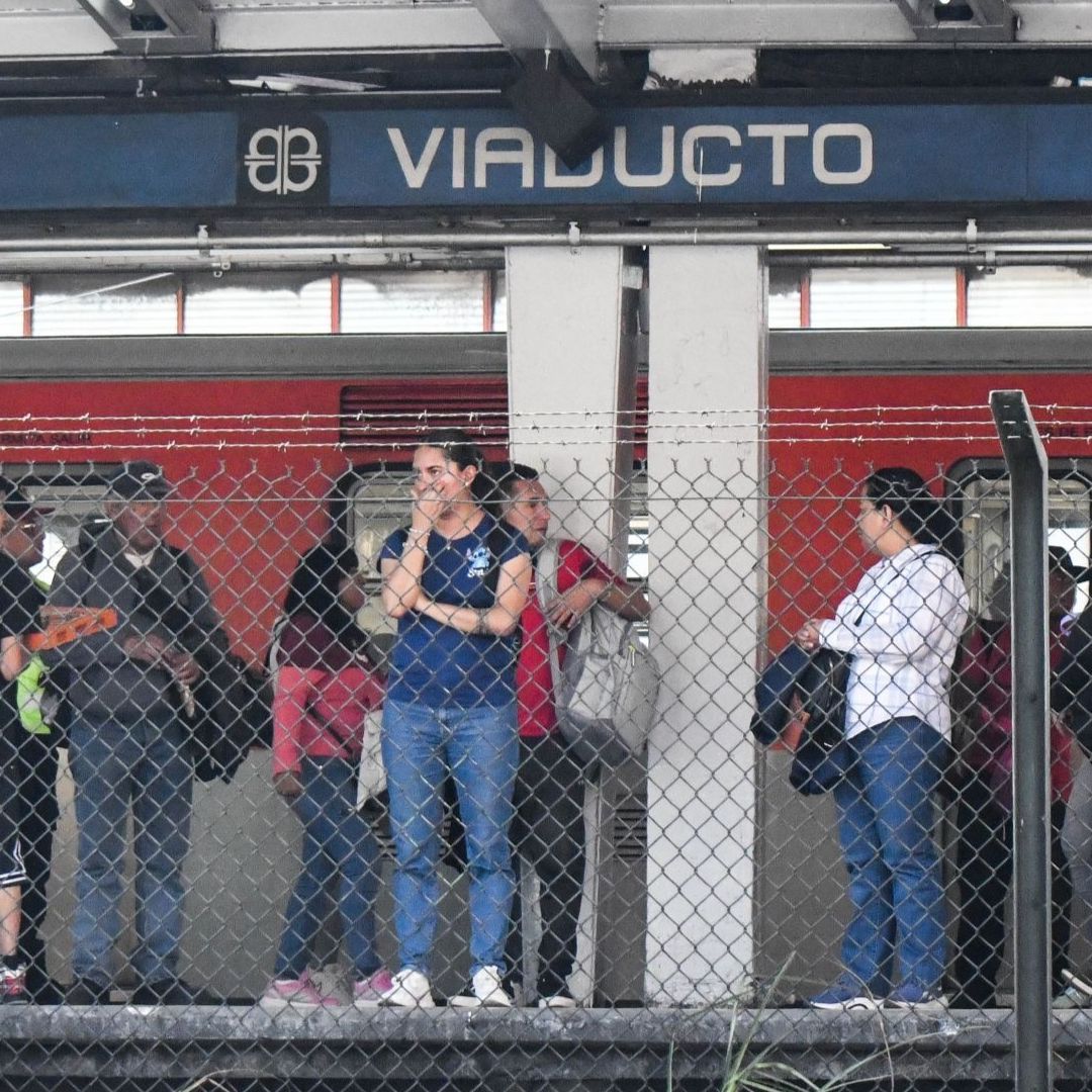 Los usuarios de la Línea 2 del Metro CDMX reportan caos y retrasos en varias estaciones