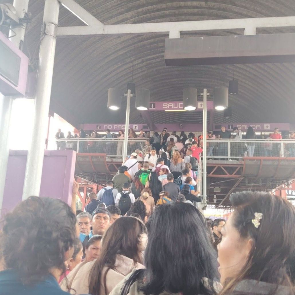 Usuarios de Línea A del Metro CDMX reportan estaciones sin servicio