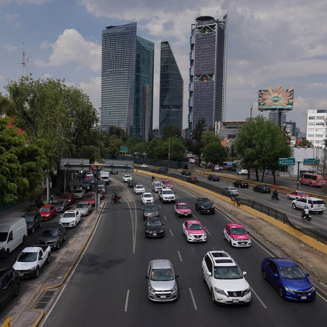 Autos avanzan en avenida de la Ciudad de México tras activación de contingenci ambiental