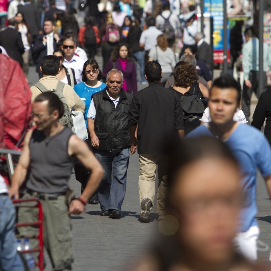 Personas caminando por la calle