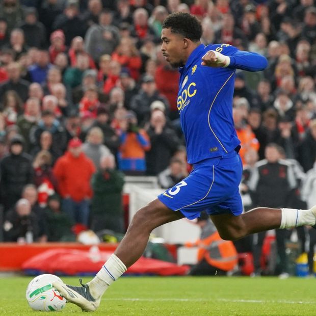 Wesley Fofana falló el penal decisivo en el partido entre Liverpool y Chelsea en la Copa de la Liga.