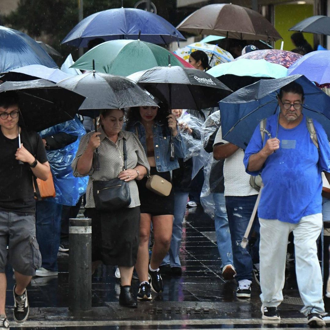 En la CDMX, pobladores se protegen de las lluvias en junio 2026. Foto: Cuartoscuro | Archivo