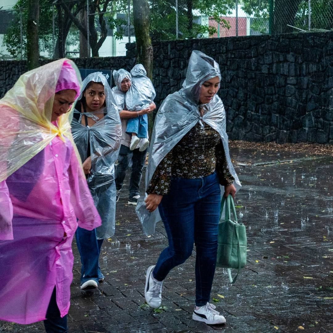 Personas se cubren de la lluvia con impermeables, la tarde del 22 de agosto 2026 en Ciudad de México. Foto: Cuartoscuro | Archivo