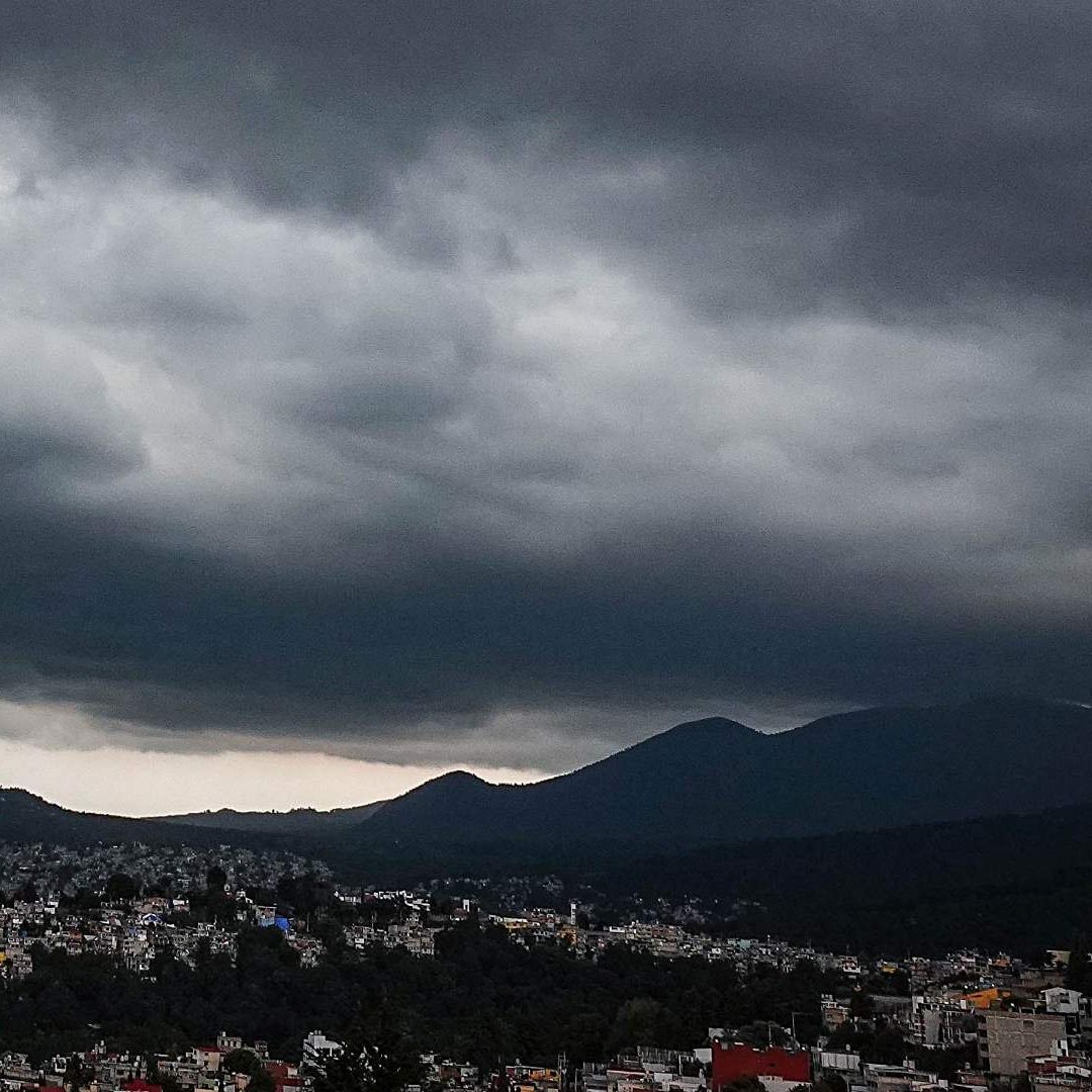 Nubes con tonalidades grises y negras cubren el sur de CDMX el 11 de agosto de 2026. Foto: Cuartoscuro | Archivo