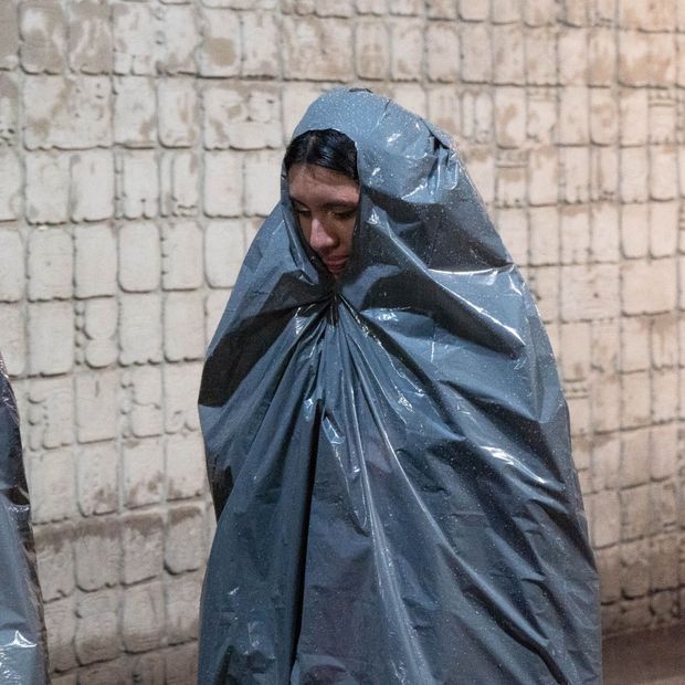 Personas se cubren de la lluvia con impermeables y otros objetos en la Zona Rosa, CDMX, el 15 de octubre. Foto: Cuartoscuro