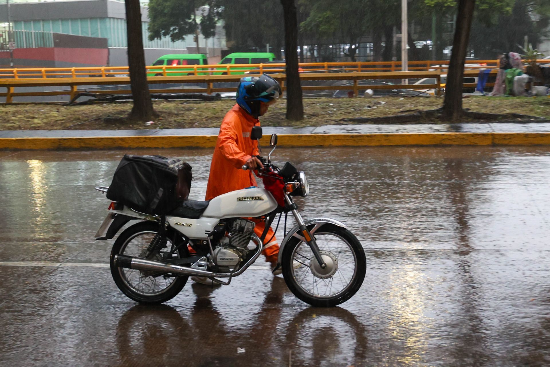 Motociclista bajo la lluvia en CDMX