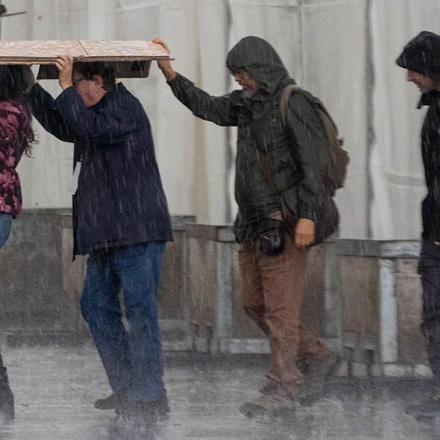 Lluvia sorprende a personas en el Zócalo de la CDMX el 9 de octubre 2026. Foto: Cuartoscuro | Archivo
