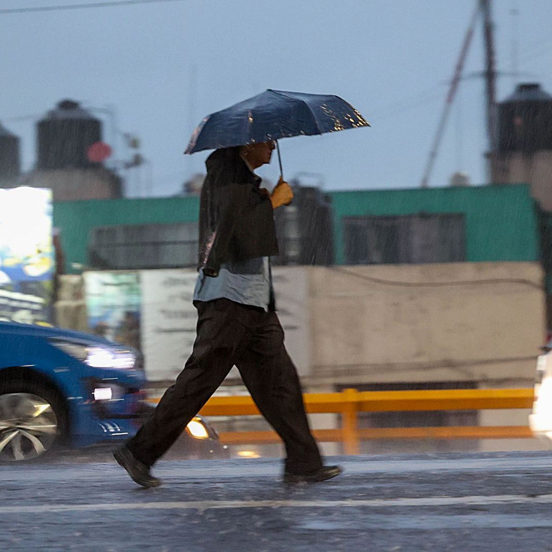 Hombre se protege con paraguas de la intensa lluvia en agosto 2026. Foto: Cuartoscuro | Archivo