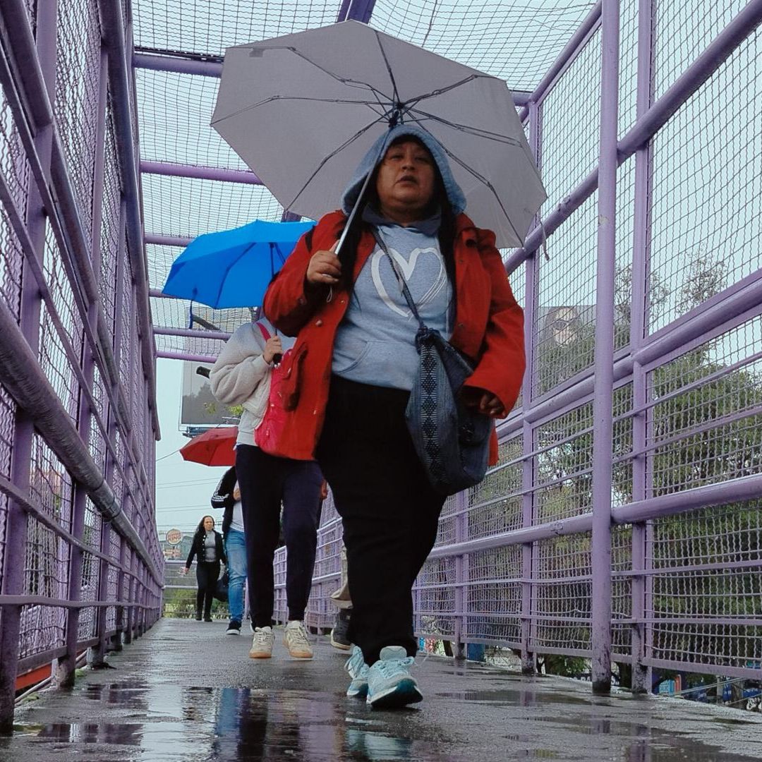 Personas se proteger con paraguas de la lluvia al sur de la CDMX el 6 de septiembre de 2026. Foto: Cuartoscuro