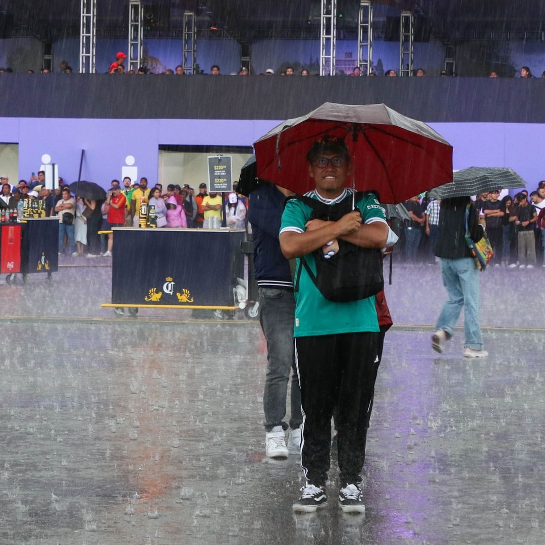Lluvia en el Fan Festival del Zócalo CDMX