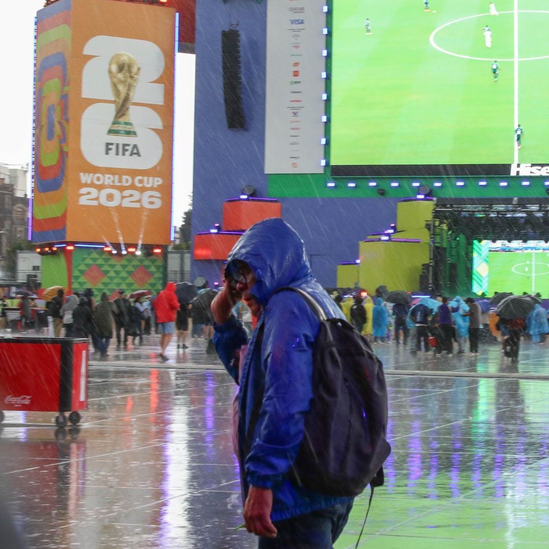 Lluvia en el Fan Festival del Zócalo CDMX