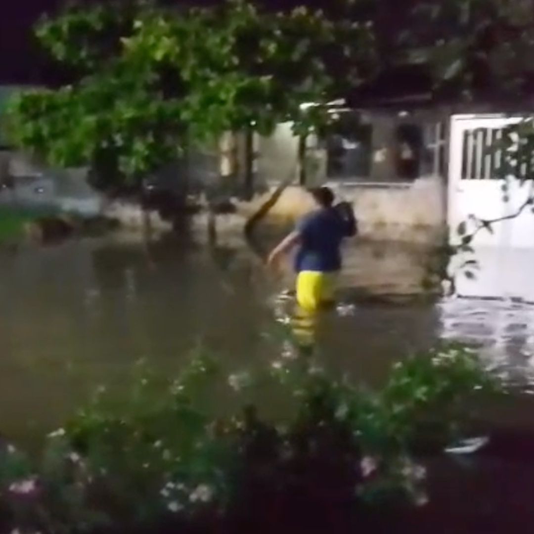 persona caminando en calle inundada de Coatzacoalcos