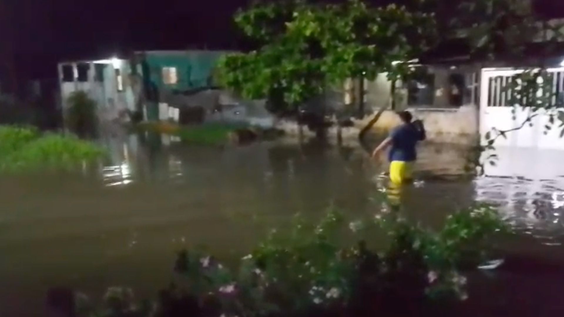 persona caminando en calle inundada de Coatzacoalcos