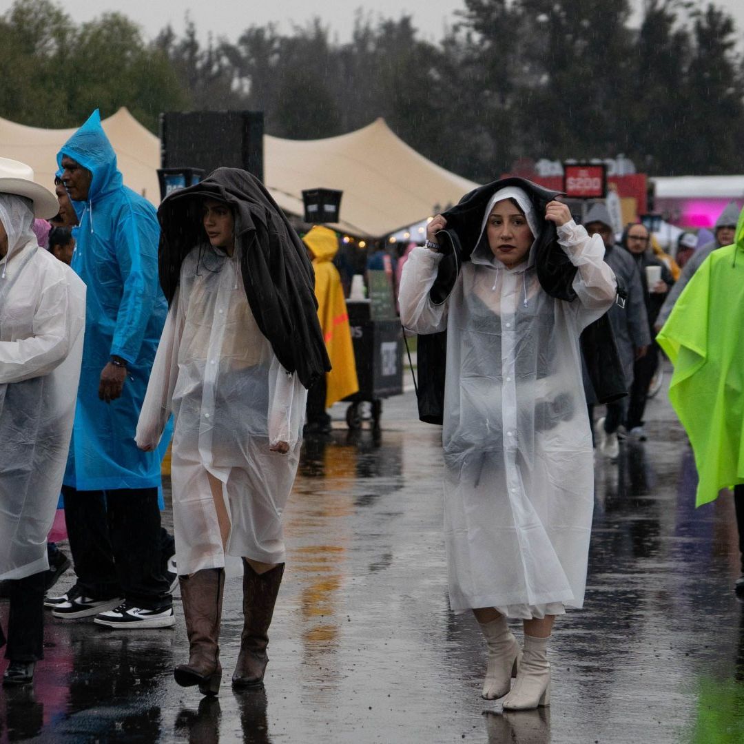 Personas se protegen de la lluvia en la CDMX el 6 de septiembre de 2026. Foto: Cuartoscuro