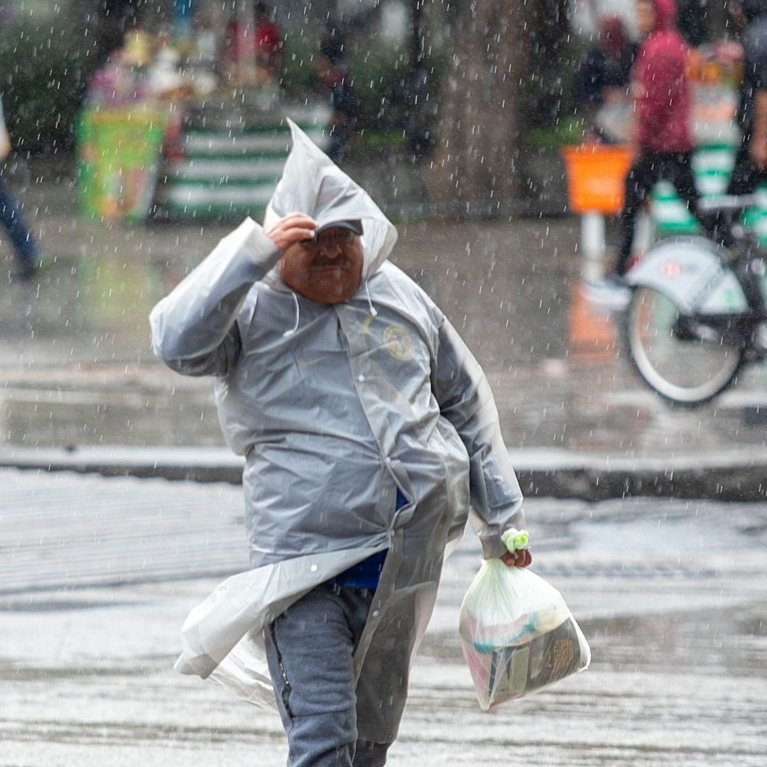 Un hombre usa impermeable para protegerse de la lluvia en la CDMX el 4 de octubre de 2026. Foto: Cuartoscuro