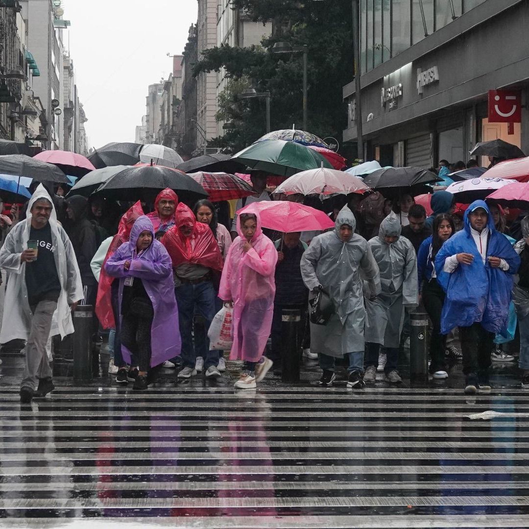 Personas se resguardan de las lluvias en la Alameda Central, CDMX, el 7 de junio 2026. Foto: Cuartoscuro | Archivo